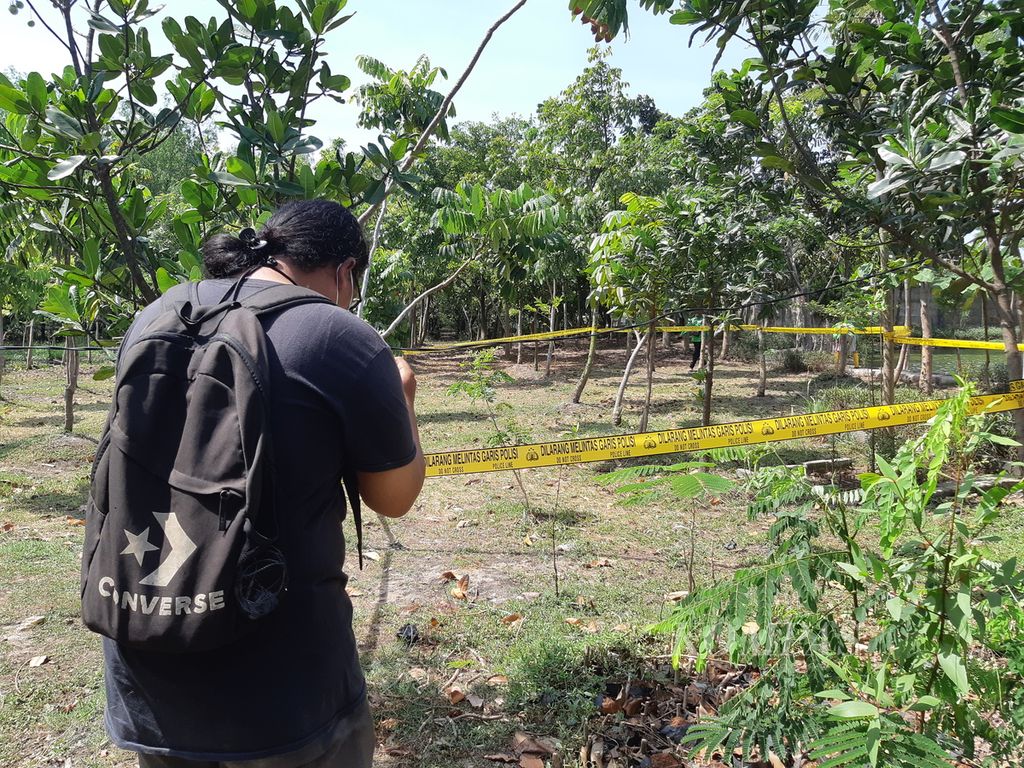 Polisi memasang garis polisi di tempat seorang remaja yang diperkosa pada 1 September 2022. Lokasi itu merupakan salah satu hutan kota di Cilincing, Jakarta Utara.