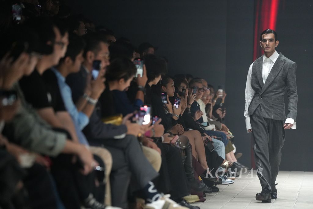 Peragaan busana koleksi Danjyo Hiyoji dalam Plaza Indonesia Men's Fashion Week di Jakarta, Rabu (4/9/2024). 