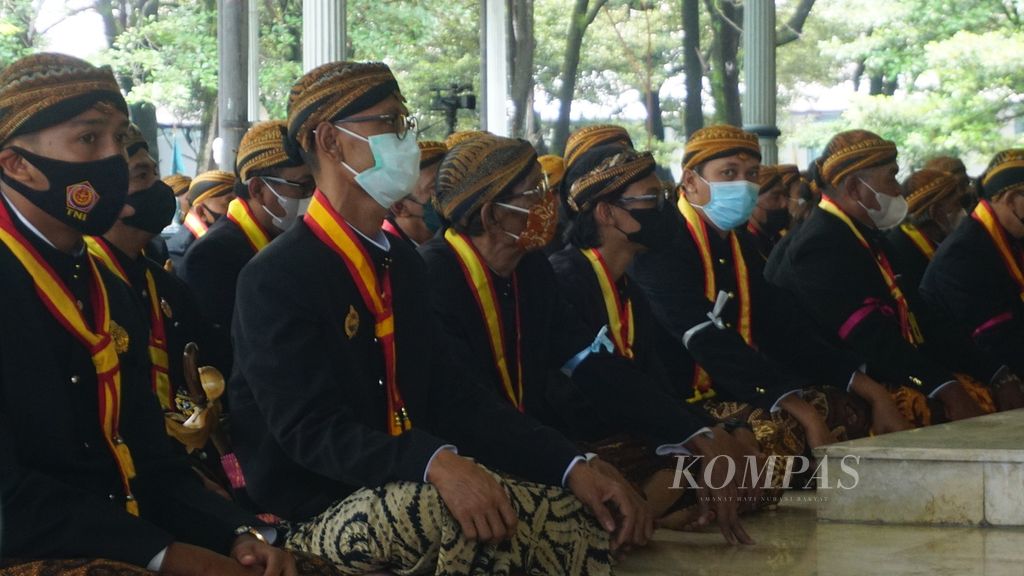 Abdi dalem dari Keraton Kasunanan Surakarta mengikuti acara Tingalan Dalem Jumenengan Pakubuwono XIII yang ke-18, di Keraton Kasunanan Surakarta, Jawa Tengah, Minggu (27/2/2022).