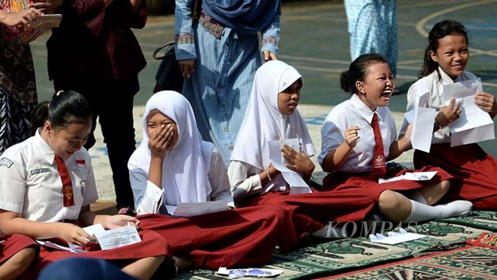 Siswa membaca surat pengumuman hasil Ujian Sekolah/Madrasah Berstandar Daerah (USMBD) di SD Negeri Bendungan Hilir 12 Pagi, Tanah Abang, Jakarta Pusat, Rabu (14/6). 