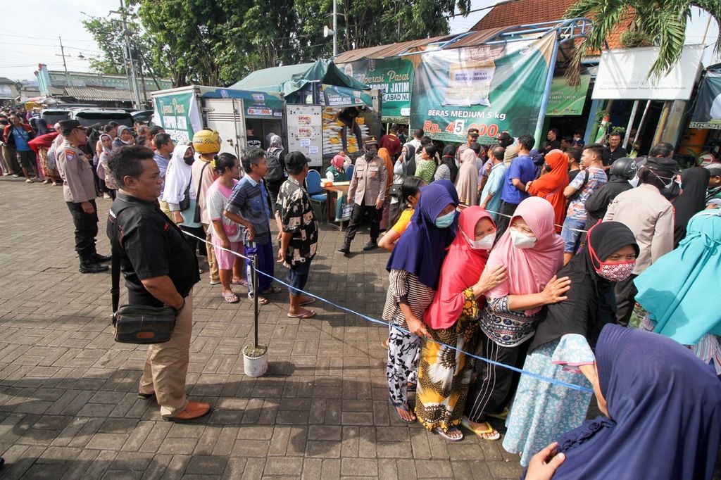 Masyarakat antusias menyambut operasi pasar beras di Pasar Taman, Sidoarjo, Jatim, Jumat (10/2/2023). Operasi pasar beras digelar untuk menstabilkan harga, mengendalikan inflasi, dan menjaga daya beli masyarakat. 