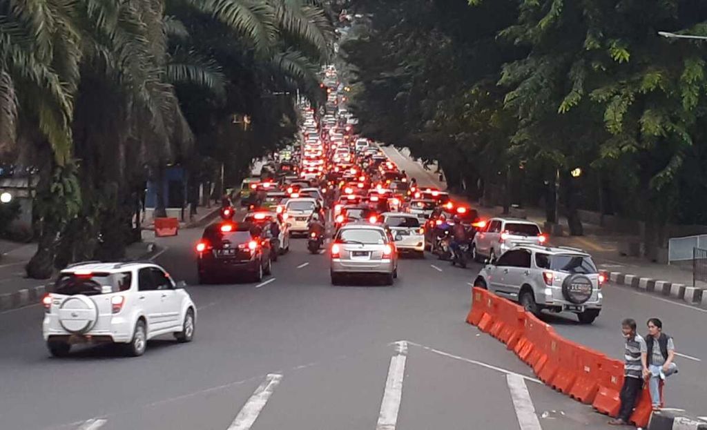 Kemacetan dari simpang Tugu Kujang menuju Jalan Otto Iskandar Dinata (Otista) karena ada penyempitan jembatan.