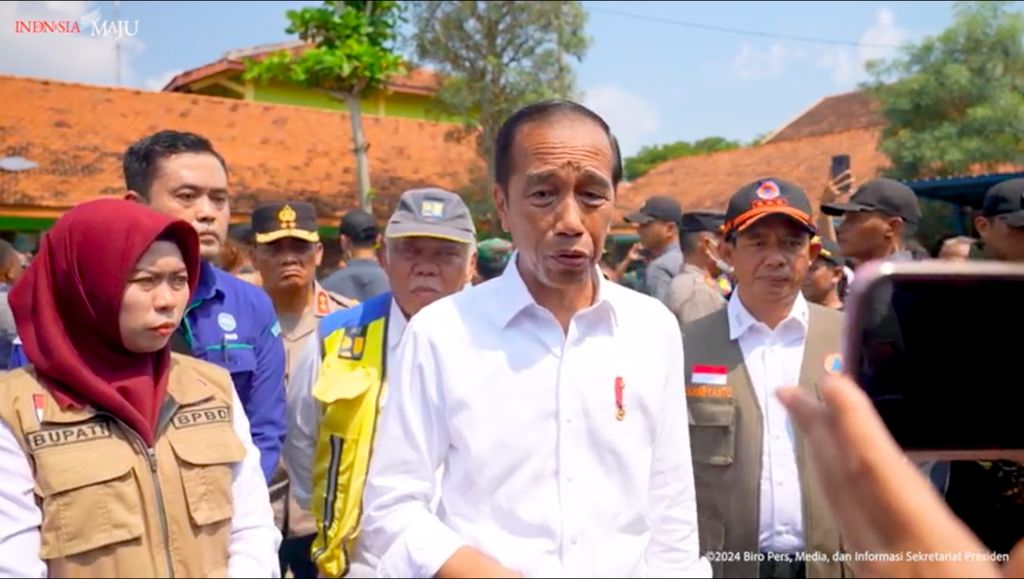 Presiden Joko Widodo memberikan keterangannya dalam kunjungannya ke Demak, Jawa Tengah, Jumat (22/3/2024). 