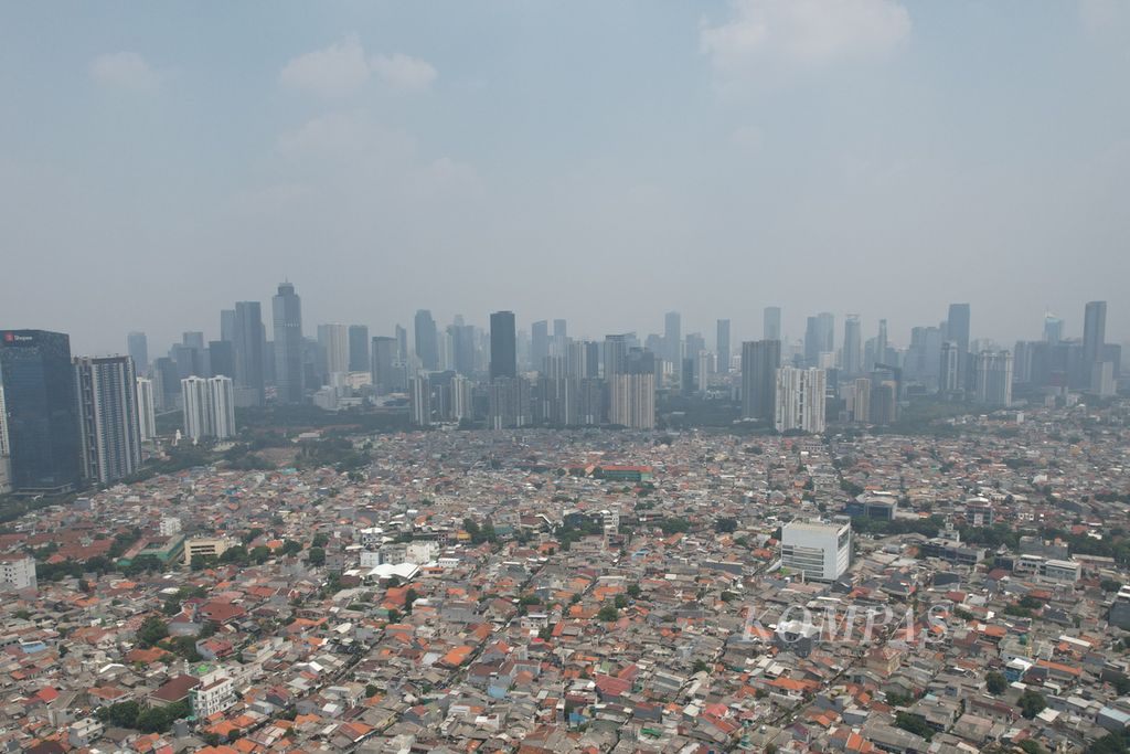 Kabut polusi menyelimuti langit Jakarta yang sedang menjadi tuan rumah KTT Ke-43 ASEAN, Minggu (3/9/2023). Menurut situs IQAir, pada Minggu sekitar pukul 11.00, nilai indeks kualitas udara di Jakarta adalah 164 atau dalam kondisi tidak sehat.