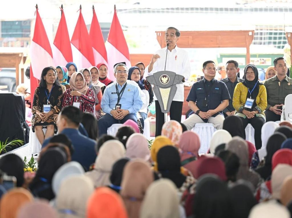 Presiden Joko Widodo bersilaturahmi dengan para peserta program PNM Mekaar di Lapangan Keyongan Kidul, Sabdodadi, Kabupaten Bantul, Daerah Istimewa Yogyakarta, Selasa (30/1/2024).