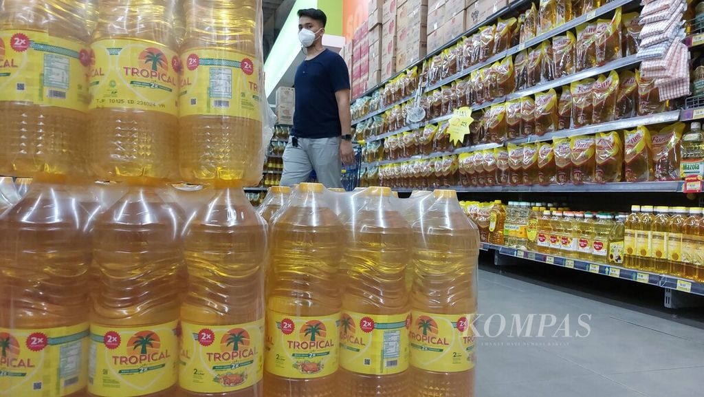 Packaged cooking oil fills a display rack at one of the modern retailers in Jakarta, Wednesday (30/3/2022). The two-liter packaged cooking oil is sold for Rp 52,000-Rp 53,000 per package with a maximum purchase of two packages.