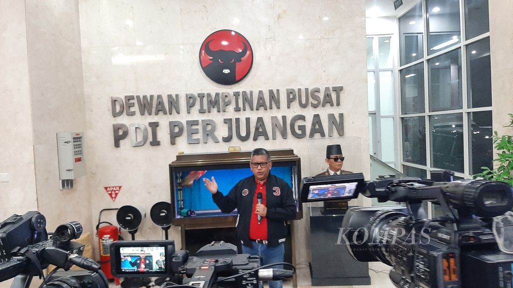 Sekretaris Jenderal Partai Demokrasi Indonesia Perjuangan Hasto Kristiyanto memberikan keterangan pers terkait Pemilu 2024 di Gedung DPP PDI-P, Jakarta, Rabu (14/2/2024).