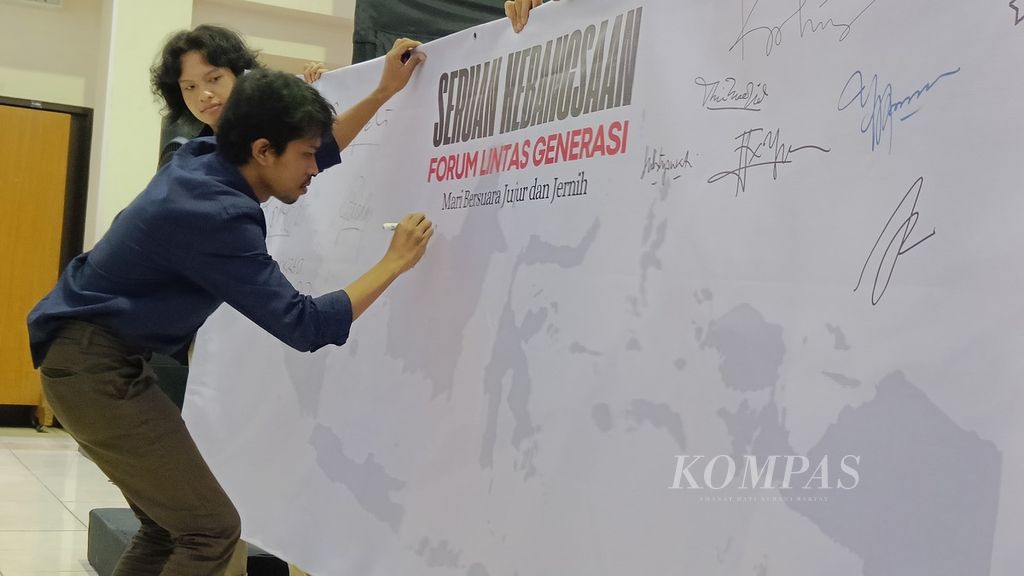 Peserta menandatangani seruan bersama untuk mengawal jalannya Pemilu 2024 dalam Forum Lintas Generasi di STF Driyarkara, Jakarta, Senin (27/11/2023).