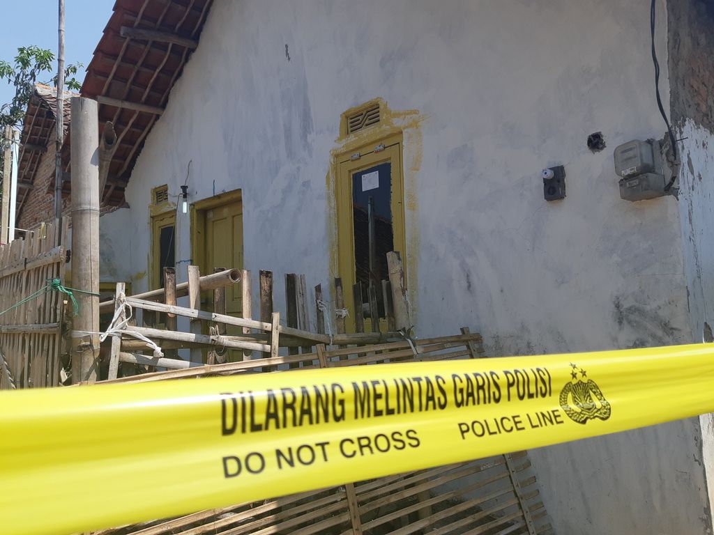 Garis polisi mengelilingi rumah M (60), yang diduga membunuh istrinya, Junah (63), di Desa Bangodua, Kecamatan Bangodua, Kabupaten Indramayu, Jawa Barat, Senin (7/9/2020). Jasad korban ditemukan dalam lantai kamar setelah menghilang lebih dari sebulan.