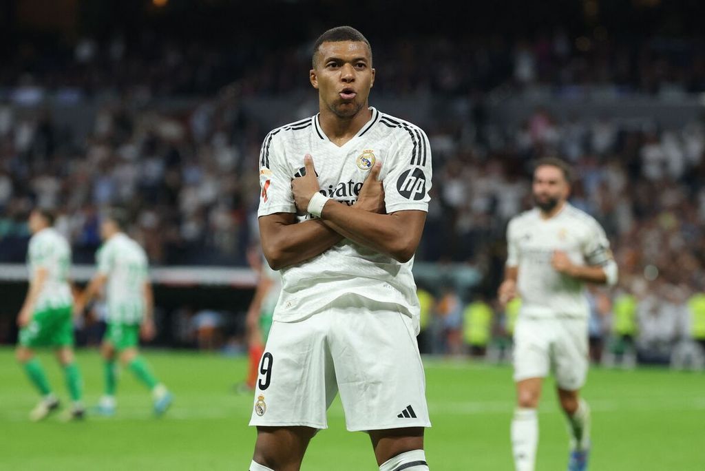 Penyerang Real Madrid Kylian Mbappe merayakan gol yang dicetaknya ke gawang Real Betis pada laga Liga Spanyol di Santiago Bernabeu, Madrid, 1 September 2024. Mbappe akan jadi andalan saat laga <i>el clasico</i> melawan Barcelona, Minggu (27/10/2024) dini hari WIB.