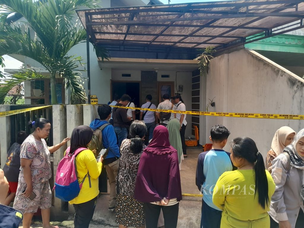 Warga menyaksikan proses identifikasi polisi di rumah sewa korban bunuh diri keluarga di Dusun Borobugis, Desa Saptorenggo, Kecamatan Pakis, Kabupaten Malang, Jawa Timur, Selasa (12/12/2023).