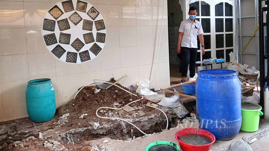 Kondisi teras rumah sehabis dibongkar oleh petugas untuk mencari alur pipa saluran pembuangan di rumah kontrakan tempat praktik aborsi di di Jalan Mirah Delima, Sumur Batu, Kemayoran, Jakarta Timur, Selasa (4/7/2023).