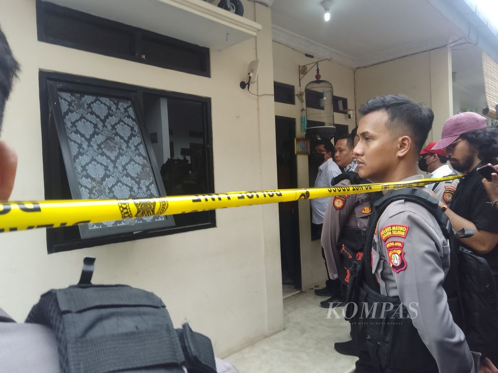 Gelar rekonstruksi kasus pembunuhan Panca Darmansyah (41) terhadap empat anaknya di Jagakarsa, Jakarta Selatan, Jumat (29/12/2023). 