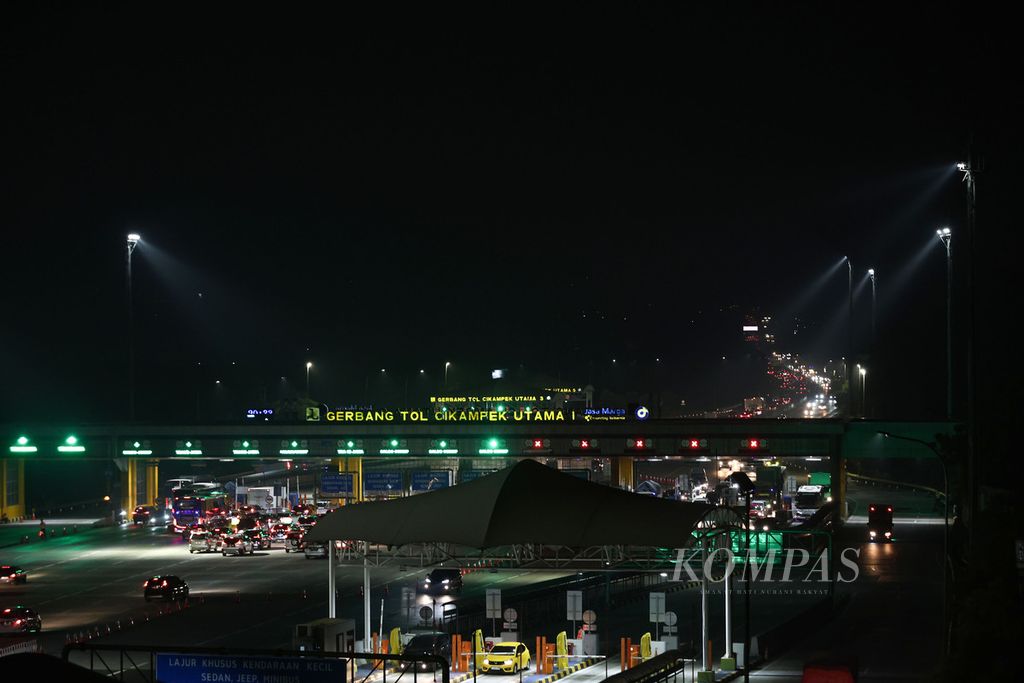Suasana lalu lintas di Gerbang Tol Cikampek Utama, Karawang, Jawa Barat, Jumat (22/12/2023). Sebanyak 37.161 kendaraan keluar dari Gerbang Tol Cikampek Utama dari arah Jakarta per pukul 20.19 WIB. 