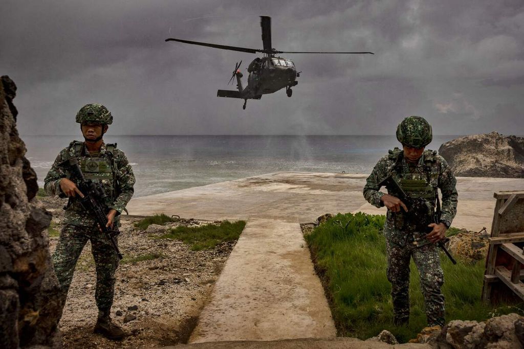 Helikopter Black Hawk milik Angkatan Udara Filipina mendarat di Pulau Mavulis, Batanes, Filipina, 29 Juni 2003. Batanes adalah wilayah kepulauan Filipina paling utara dan paling dekat dengan Taiwan.