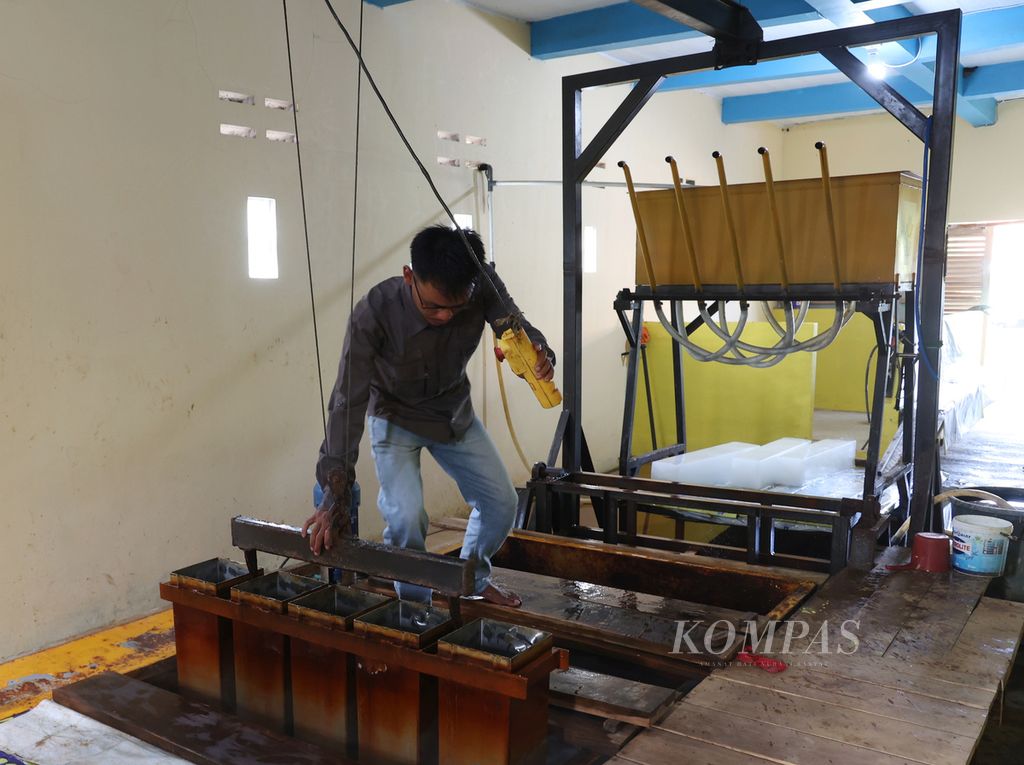 Jois Harsa membuat balok es di Pabrik Es Bumdes Motekar, Desa Samudera Jaya, Kecamatan Caringin, Kabupaten Garut, Jawa Barat, Kamis (25/5/2023). 