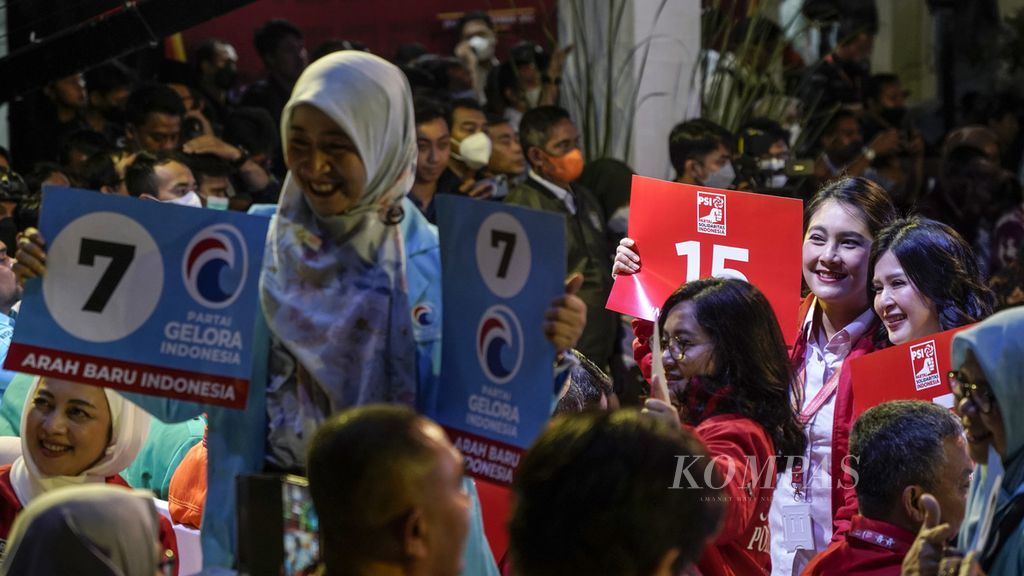 Para perwakilan partai politik menunjukkan nomor urut kepesertaan Pemilu 2024 yang diperolehnya ketika acara Pengundian dan Penetapan Nomor Partai Politik Peserta Pemilihan Umum 2024 di halaman Kantor Komisi Pemilihan Umum (KPU), Jakarta, Rabu (14/12/2022). 