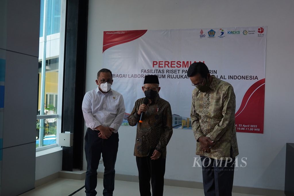Wapres Ma’ruf Amin menjawab pertanyaan <i>Kompas</i> dalam keterangan pers seusai peresmian fasilitas riset pangan Badan Riset dan Inovasi Nasional (BRIN) di Pusat Riset Teknologi dan Proses Pangan (PRTPP) yang berlokasi di Playen, Gunungkidul, Yogyakarta, Jumat (22/4/2022).