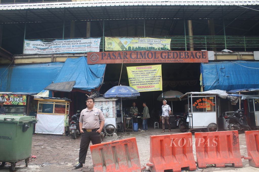 Petugas keamanan berjaga di depan gedung Pasar Cimol Gedebage, Kecamatan Panyileukan, Kota Bandung, Rabu (22/3/2023). 
