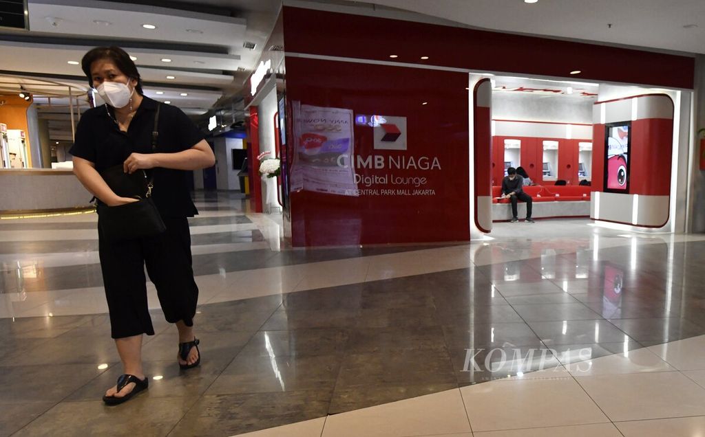 Gerai layanan CIMB Niaga Digital Lounge di salah satu mal di Jakarta, Kamis (5/8/2021). Layanan digital perbankan terus tumbuh, terutama pada masa pandemi Covid-19. Dalam beberapa tahun terakhir, CIMB Niaga sudah banyak mengurangi kantor cabang konvensional dengan mengonversi cabang konvensional menjadi cabang <i>digital lounge</i> seiring meningkatnya adaptasi digital di sektor perbankan. 