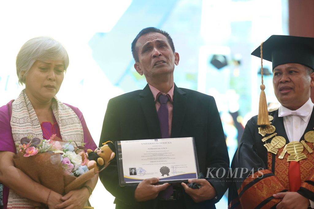 Ayah almarhum Brigadir Nofriansyah Yosua Hutabarat, Samuel Hutabarat (jas hitam), menerima ijazah anaknya dari Rektor Universitas Terbuka (UT) Ojat Darojat saat wisuda di kampus UT, Tangerang Selatan, Banten, Selasa (23/8/2022). 