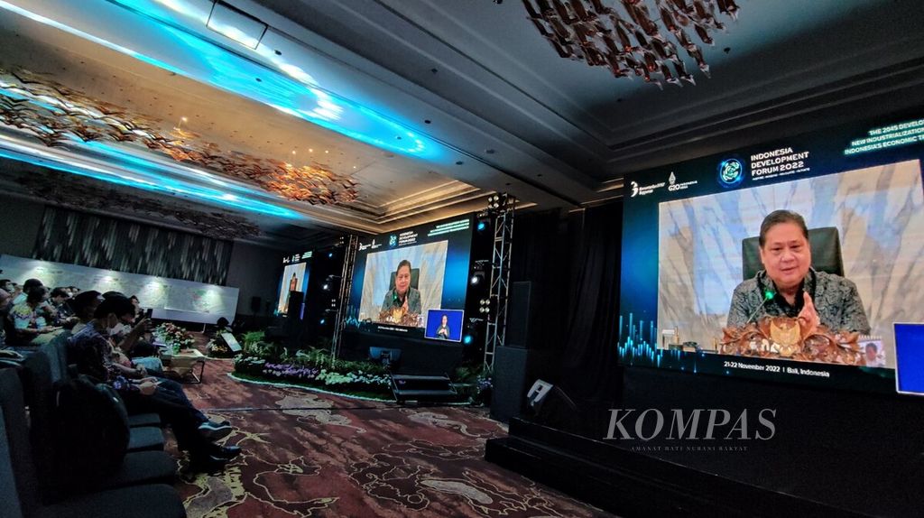 Kementerian PPN/Bappenas menggelar Indonesia Development Forum (IDF) 2022. Pada hari kedua IDF 2022, Selasa (22/11/2022), tampak pada layar Menko Bidang Perekonomian Airlangga Hartarto memberikan sambutannya secara di dalam jaringan (daring).