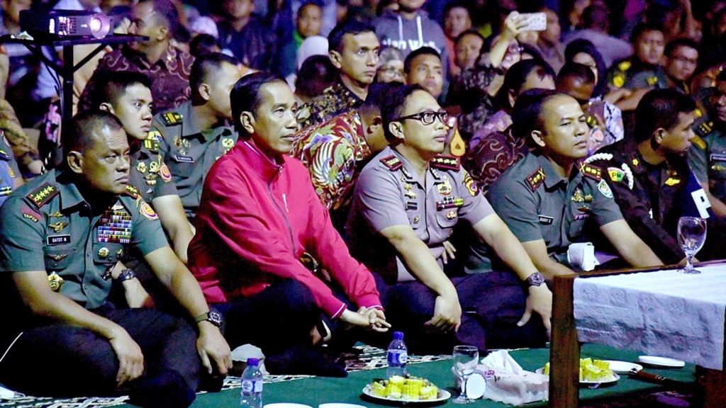 Presiden Joko Widodo saat bersama Panglima TNi Gatot Nurmantyo bersama sejumlah perwira TNI dan Polri bersama prajurit menyaksikan film Pengkhianatan G 30 S PKI di Lapangan Tenis Dalam Korem Bogor Suryakencana 061, Jawa Barat.
