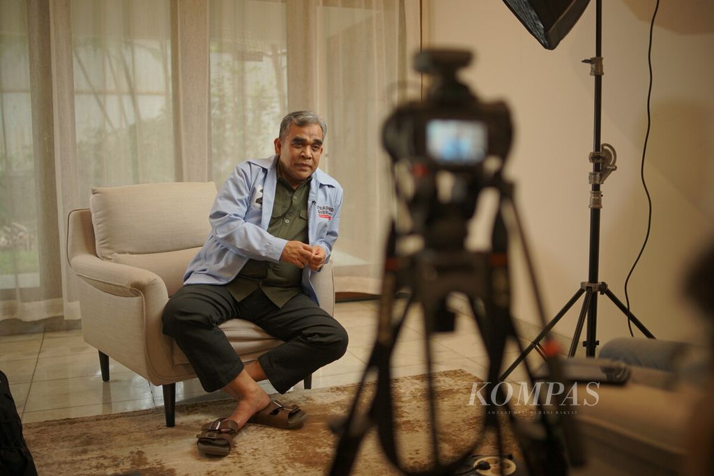 Wakil Ketua Tim Kampanye Nasional Prabowo-Gibran yang juga Sekretaris Jenderal Partai Gerindra Ahmad Muzani saat diwawancarai tim <i>Kompas</i> pada Jumat (19/1/2024) siang di Media Center Prabowo-Gibran, Kebayoran Baru, Jakarta.