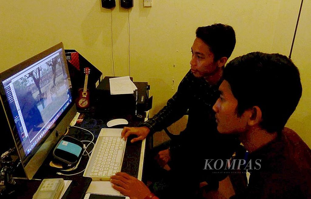 Pendiri Kremov Pictures, Darwin Mahesa (belakang), mengedit gambar untuk film Sultan Ageng Tirtayasa di Cilegon, Banten, Rabu (16/8). Sejumlah komunitas film di Banten terus menghasilkan karya meski dengan peralatan minim.