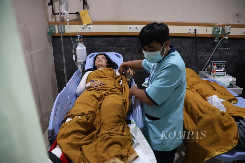 Petugas rumah sakit merawat korban kecelakaan bus tunggal di RSU Radjak Purwakarta, Provinsi Jawa Barat, Jumat (15/12/2023). Kecelakaan tunggal ini menewaskan 12 orang. Polisi masih melakukan penyelidikan penyebab terjadinya kecelakaan.