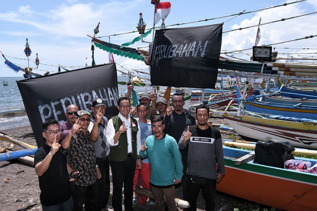Calon presiden nomor urut 1, Anies Baswedan bersama para nelayan di Pantai Blimbingsari, Kabupaten Banyuwangi, Jawa Timur, Kamis (28/12/2023).