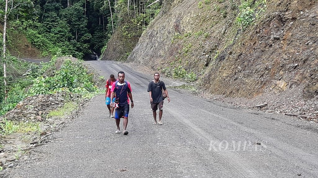 Residents use the Trans Papua road section Jayapura-Wamena.