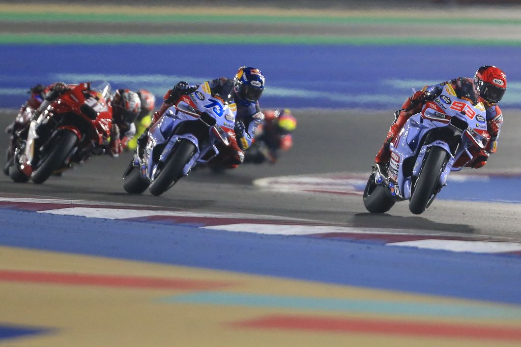 Pebalap Gresini Racing, Marc Marquez (depan), memacu motornya pada balapan utama MotoGP seri Qatar, Senin (11/3/2024) dini hari WIB. 