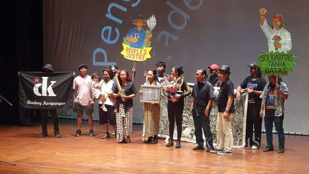 Kelompok seni asal Yogyakarta, Taring Padi, mendapatkan piala penghargaan Akademi Jakarta 2023 dari Akademi Jakarta di Teater Kecil, Taman Ismail Marzuki, Jakarta, Rabu (4/10/2023).
