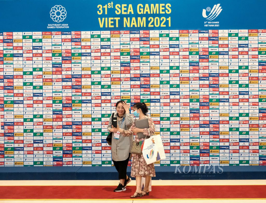 Hiasan terpasang di salah satu sudut ruangan Vietnam National Convention Center di Kota Hanoi, Vietnam, yang menjadi Pusat Media SEA Games 2021 di Hanoi, Senin (9/5/2022). SEA Games itu akan dibuka resmi pada Kamis (12/5/2022).