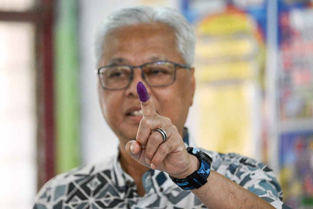  Politisi Barisan Nasional, Ismail Sabri Yaakob, seusai memberikan suara di pemilu Malaysia, Sabtu (19/11/2022). BN kalah telak di pemilu 2022.