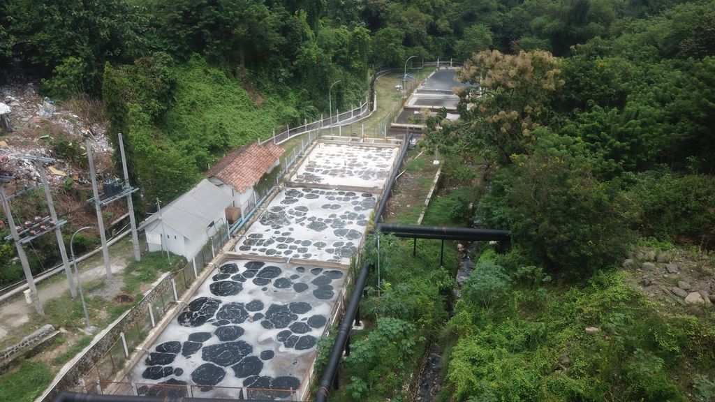 Instalasi pengolahan limbah air lindi di Tempat Pemrosesan Akhir (TPA) Regional Piyungan, Desa Sitimulyo, Kecamatan Piyungan, Kabupaten Bantul, Daerah Istimewa Yogyakarta, Selasa (28/2/2023). 