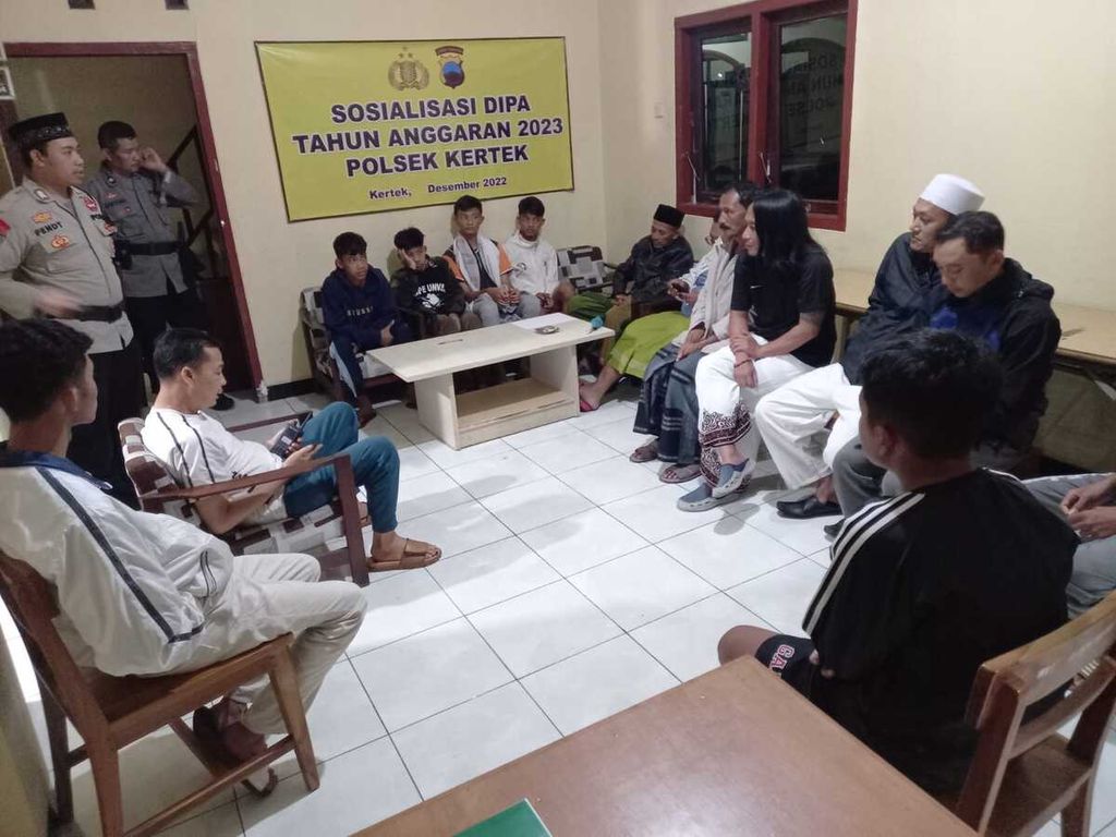 Jajaran Kepolisian Resor Wonosobo melakukan pembinaan terhadap remaja yang terlibat perang sarung di Wonosobo, Jawa Tengah, Sabtu (25/3/2023).