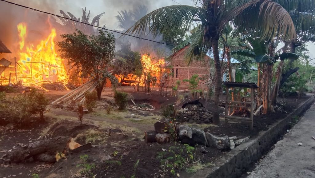 Konflik terjadi di Pulau Adonara, Kabupaten Flores Timur, Nusa Tenggara Timur, Senin (21/10/2024). Sengketa lahan jadi penyebab.