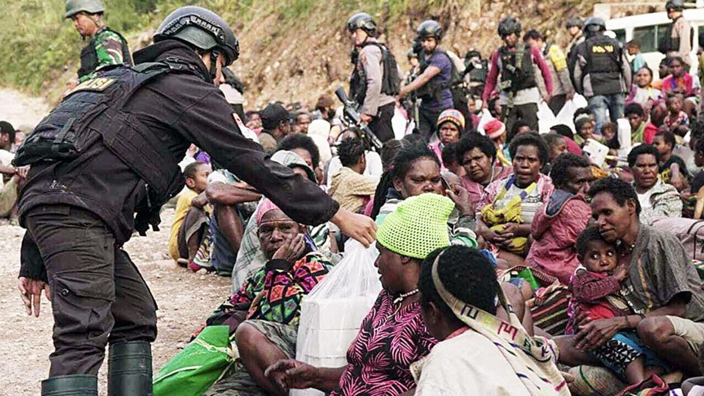 Sekitar 900 warga dari Distrik Tembagapura mengungsi ke Timika, Kabupaten Mimika, Papua, sejak Jumat (6/3/2020), akibat teror keamanan. Aparat keamanan menjaga para pengungsi hingga kondisi kembali normal.