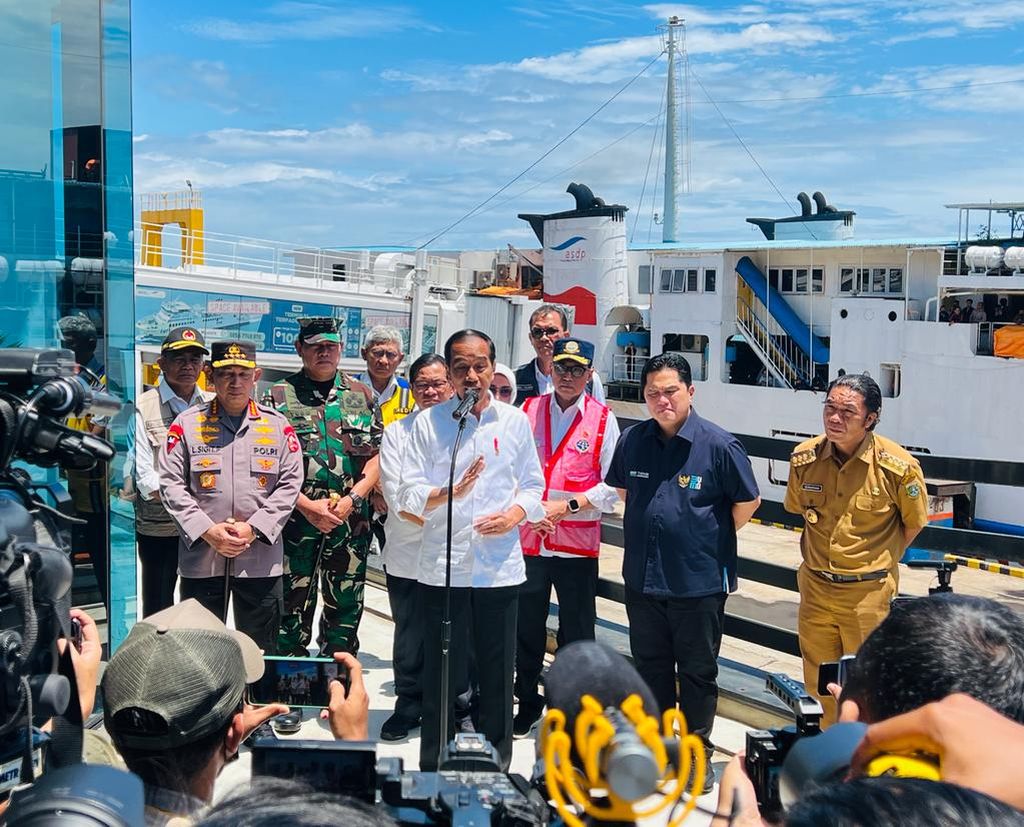 Presiden Joko Widodo meninjau langsung Pelabuhan Merak, Kota Cilegon, Provinsi Banten, pada Selasa, 11 April 2023. Presiden Jokowi ingin memastikan kesiapan dan desain besar perencanaan arus mudik tahun ini dapat berjalan dengan baik.