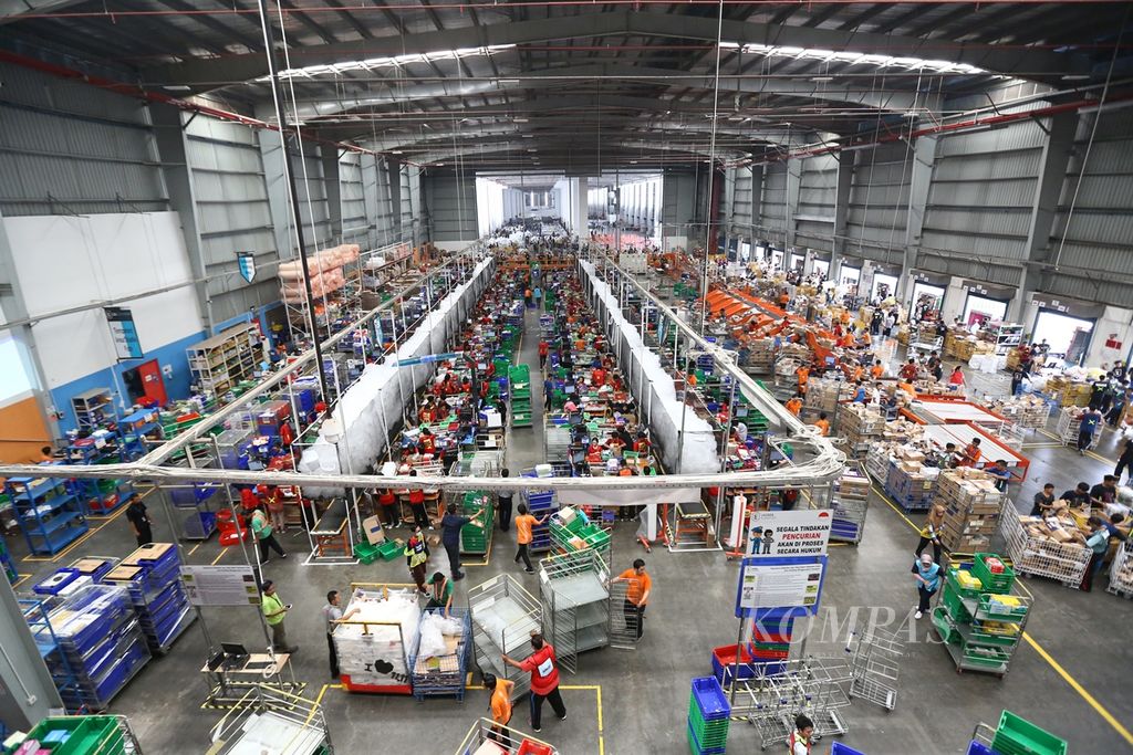 Kesibukan di gudang Lazada di kawasan Cimanggis, Kota Depok, Jawa Barat, Selasa (12/11/2019). Gudang seluas 30.000 meter persegi ini memiliki kapasitas penyimpanan 2 juta dari kapasitas total 7 juta-8 juta barang. Gudang Lazada di Cimanggis menjadi gudang terbesar  Lazada di kawasan Asia Tenggara.  