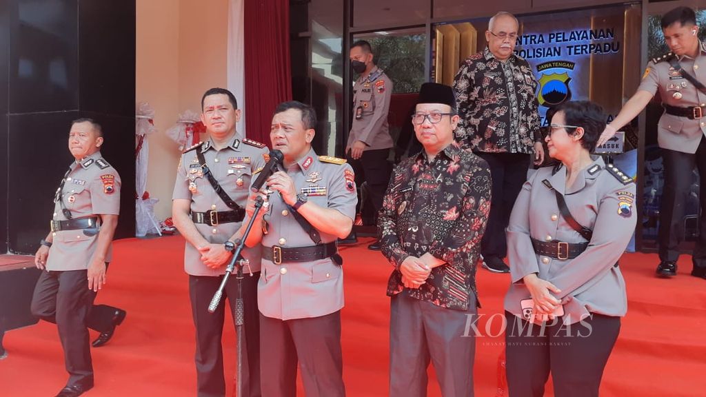 Kepala Kepolisian Daerah Jawa Tengah Inspektur Jenderal Ahmad Luthfi memberi keterangan pers di Purwokerto, Banyumas, Jawa Tengah, Rabu (21/12/2022).