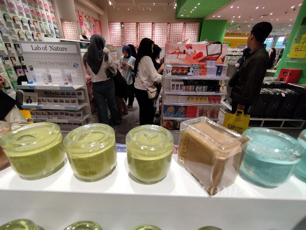 Pengunjung memilih salah satu produk kecantikan yang dijual di salah satu toko ritel di pusat perbelanjaan di Tangerang Selatan, Banten, Minggu (30/12/2023).