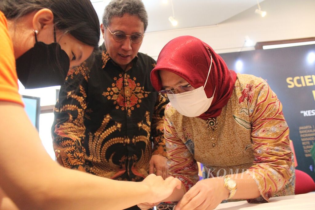 Direktur Jenderal Kebudayaan Kementerian Pendidikan, Kebudayaan, Riset, dan Teknologi (Kemendikbudristek) Hilmar Farid (tengah) mengikuti eksperimen sains Kawat Berputar dalam pembukaan Science Film Festival 2022 yang diinisiasi Goethe-Institut di Jakarta, Selasa (18/10/2022). 