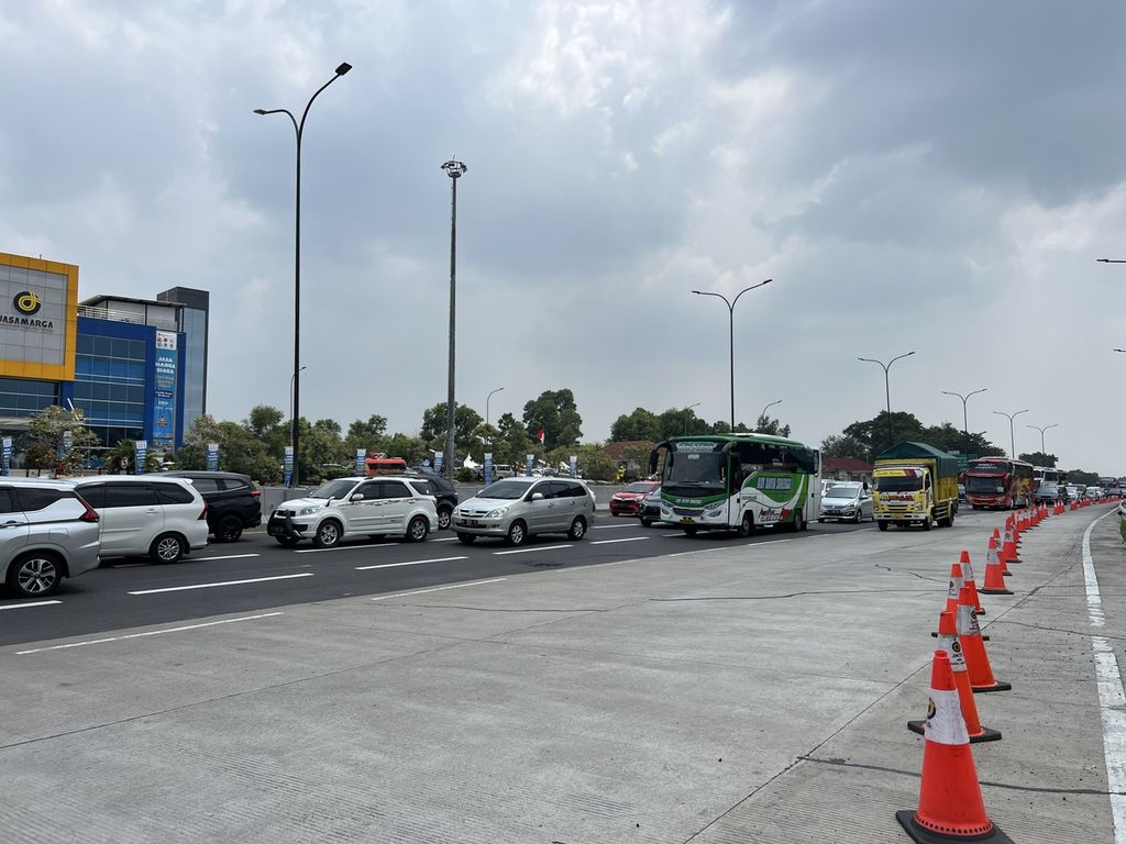 Kepadatan kendaraan menuju Gerbang Tol Cikampek Utama, Karawang, Jawa Barat, Rabu (19/4/2023).