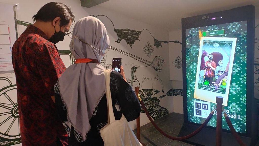 Sejumlah pengunjung mencoba menggunakan teknologi digital untuk keperluan swafoto di Museum Wahanarata, Keraton Yogyakarta, Kota Yogyakarta, DI Yogyakarta, Selasa (18/7/2023).