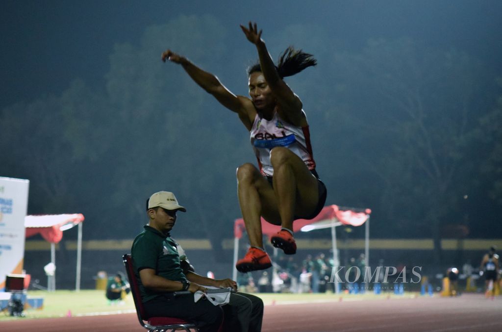 Aksi Maria Natalia Londa saat melakukan kesempatan kedua dalam pertandingan lompat jauh putri Kejuaraan Nasional Atletik 2023 di Stadion Sriwedari, Solo, Jawa Tengah, Minggu (25/6/2023). Maria meraih emas dengan 6,09 meter.