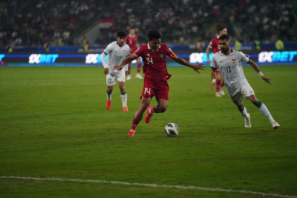 Kapten timnas Indonesia, Asnawi Mangkualam, menguasai bola dalam laga putaran kedua kualifikasi Piala Dunia 2026 melawan Irak di Stadion Internasional Basra, Irak, Kamis (16/11/2023) pukul 21.45 WIB.