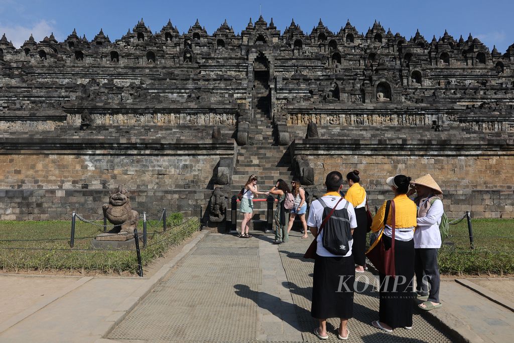 Wisatawan asing berkunjung ke Candi Borobudur, Magelang, Jawa Tengah, Rabu (24/7/2024). Kunjungan wisatawan di candi itu saat ini didominasi oleh wisatawan asing seiring usainya masa liburan sekolah.